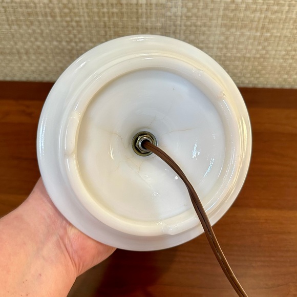 🌟HP🌟VTG 1930s-40s Fenton White Milk Glass Boudoir Lamp w/ Hand Painted Flowers - Picture 10 of 14